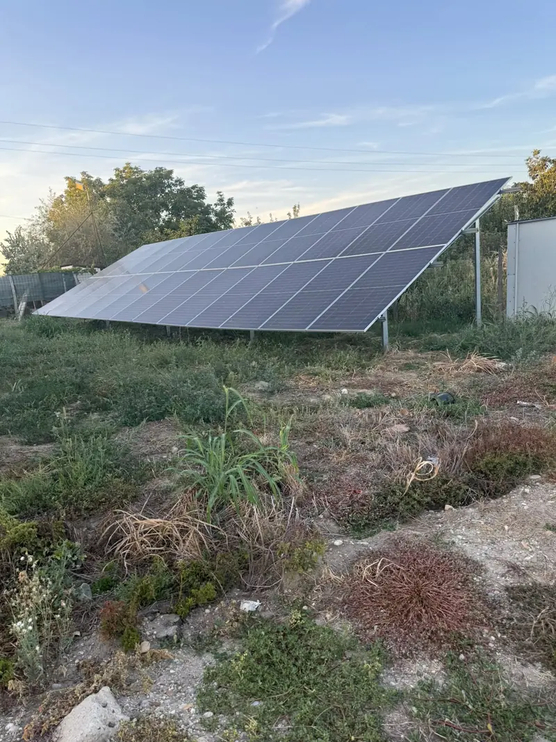 24 de panouri Canadian Solar pe structură la sol